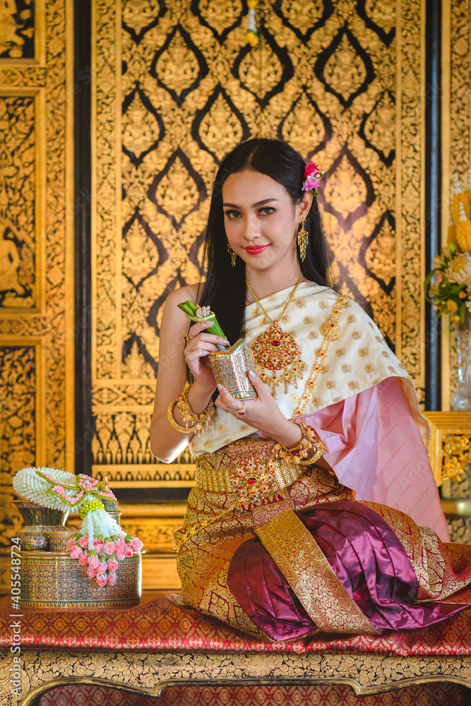 Fototapeta premium Luxury portrait of a beautiful Thai girl in traditional thai costume, identity culture of Thailand, identity culture of Asia