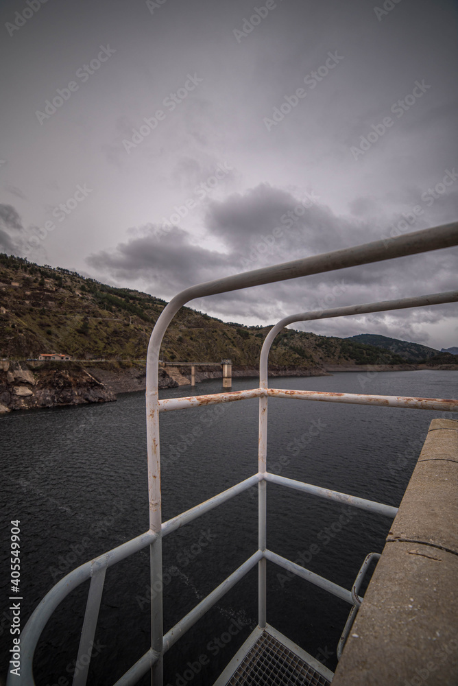 Obraz premium Presa de embalse del Atazar, Madrid.