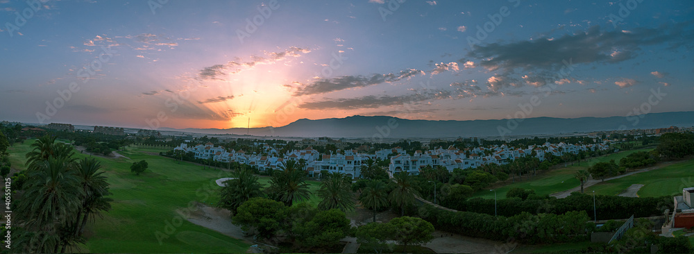 Fototapeta premium Panoramica de un atardecer en Roquetas del Mar, Almeria