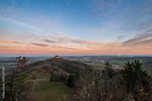 Sonnenaufgang am Zeller Horn mit Blick zur mittelalterlichen Ritterburg Burg Hohenzollern mit wunderschönen farbigen Wolken am Himmel im Herbst in Bisingen Hechingen, Deutschland