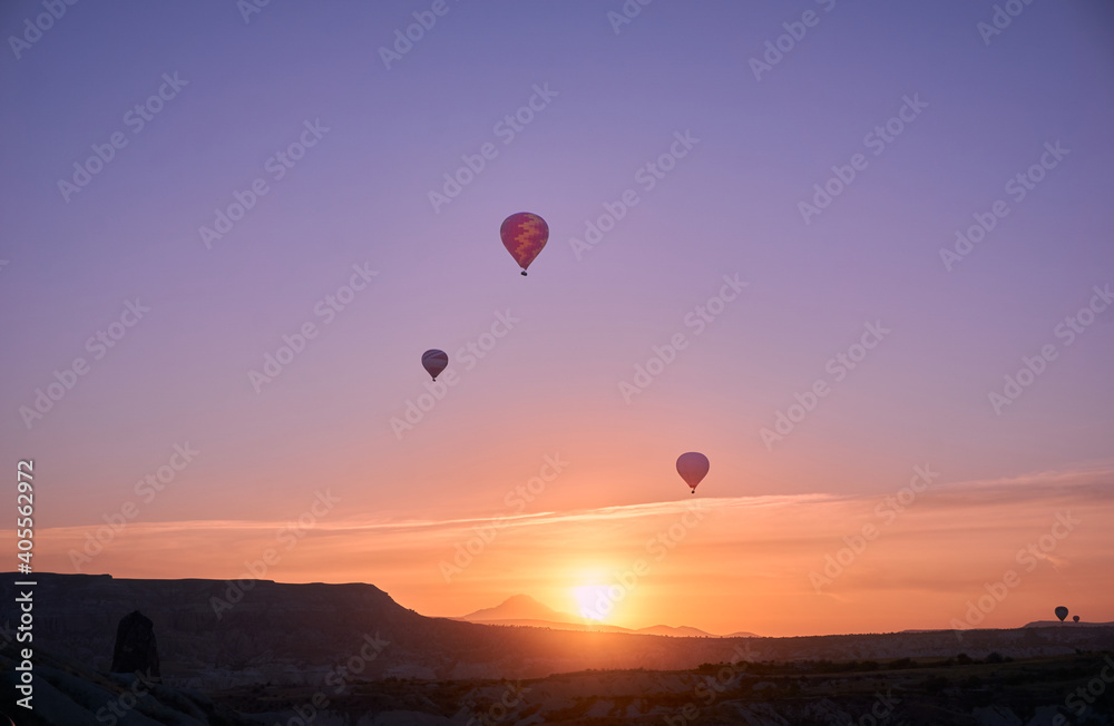 Obraz premium Hot air balloons at sunrise in Cappadocia, Turkey