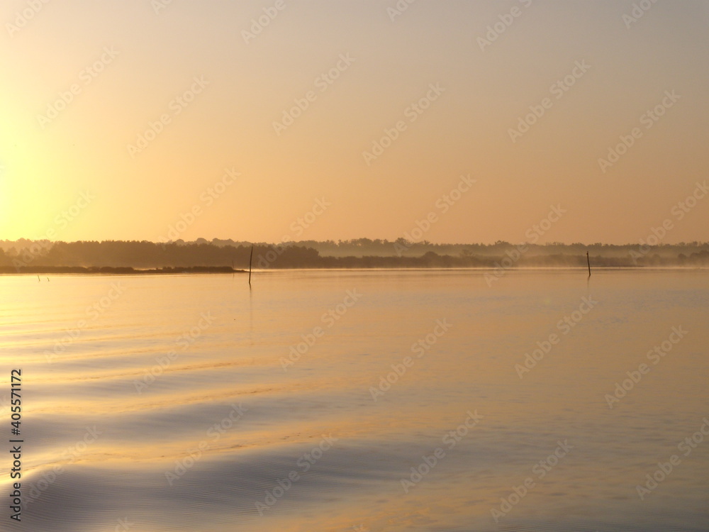 Soleil levant sur l'eau