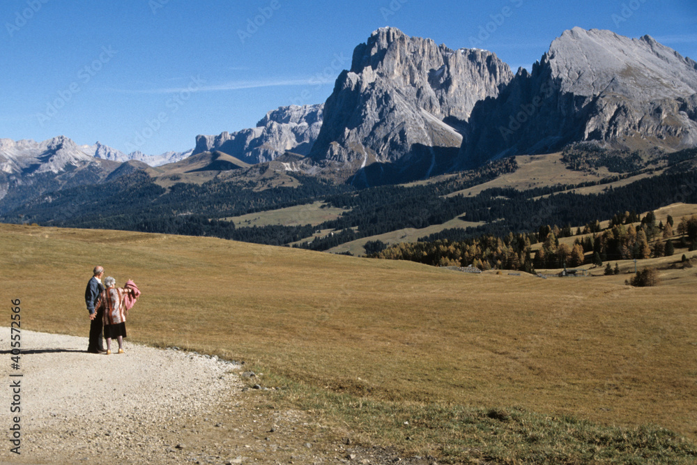 Wanderer auf der Seiser Alm in der Dolomiten