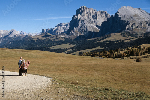 Wanderer auf der Seiser Alm in der Dolomiten