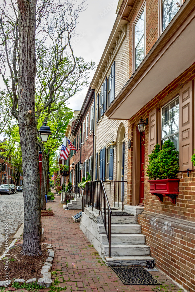 Fototapeta premium Philadelphia street scene in historical Society Hill section of the city. Showing colonial homes on a cobblestone street.