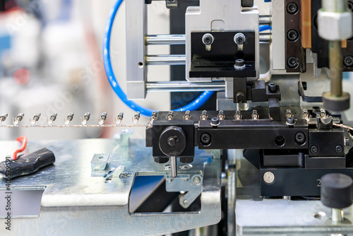 automatic and continuously electric terminal crimping machine for wiring electrical and electronic industrial