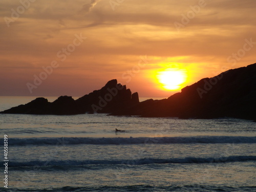 coucher de soleil et surfeur dans le sud de la France  Baie d Hendaye.