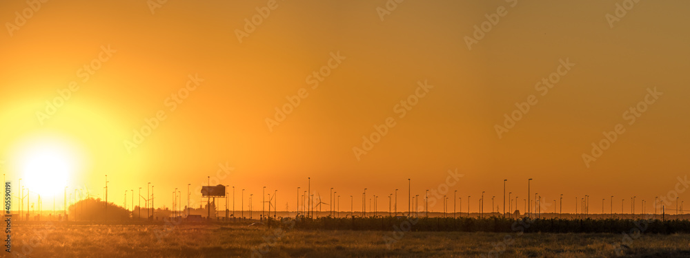 Urbanización industrial abandonada atardecer

