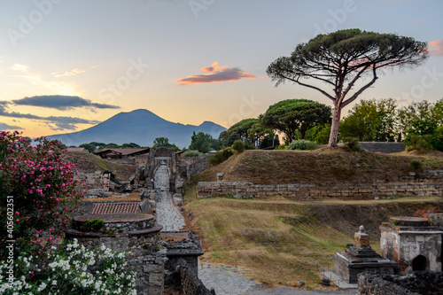 Villaggio di Pompei con il Vesuvio sullo sfondo photo
