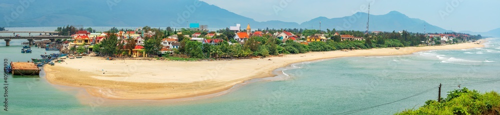Am Hai Van Pass,  Panoramaansicht  auf die Lang Co Beach in Hue, Vietnam.