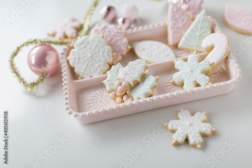 Fototapeta Naklejka Na Ścianę i Meble -  retro christmas cookies on pink plate