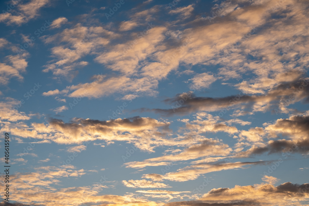 Obraz premium sky with clouds reflecting the pink sun