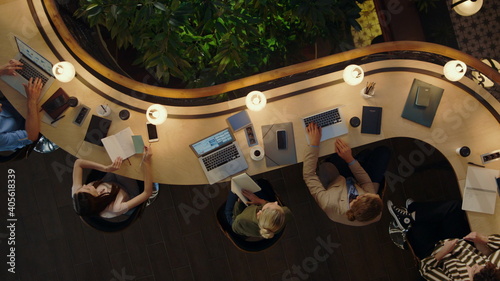 Fotografie People discussing project in coworking