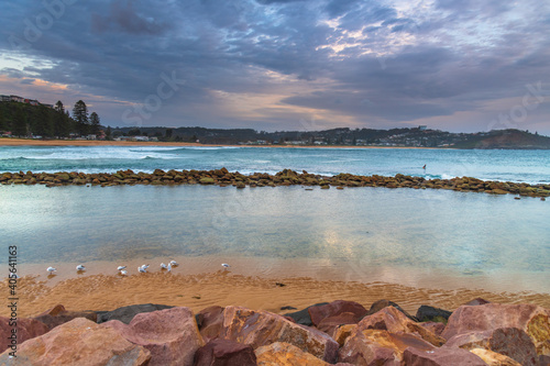 Tableau sur toile Sunrise seascape on an overcast morning at the beach