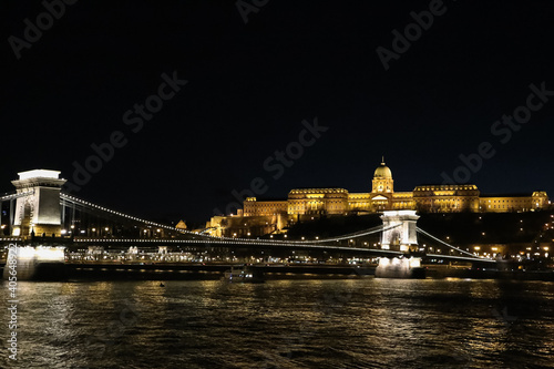 Vista do castelo de Buda da ponte das correntes à noite em Budapeste, Hungria photo