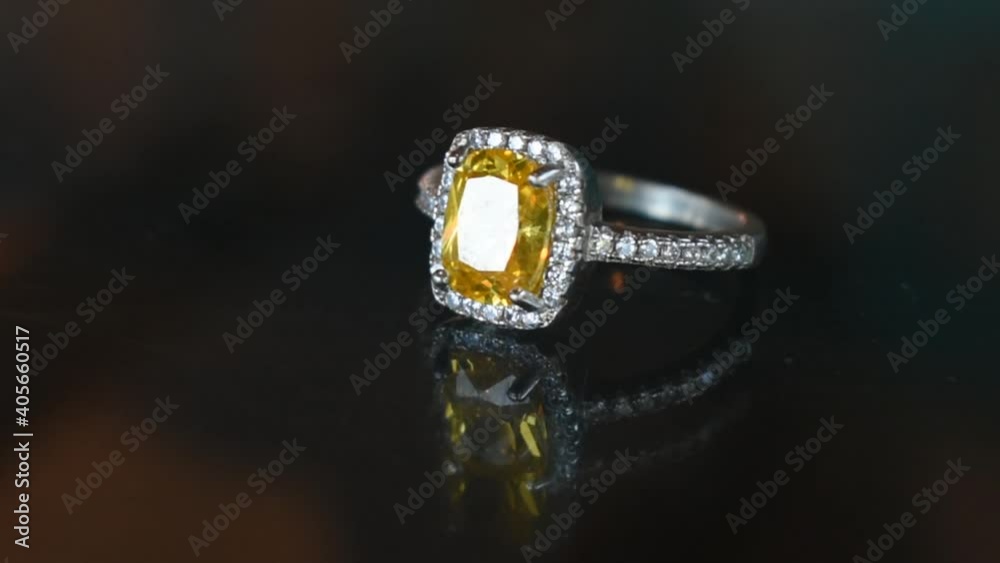 Focus yellow gemstone Beautiful with reflections Focus yellow gemstone Beautiful with reflections