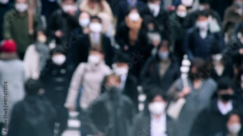 Wallpaper Mural マスクをして出勤する日本人ビジネスマン Torontodigital.ca