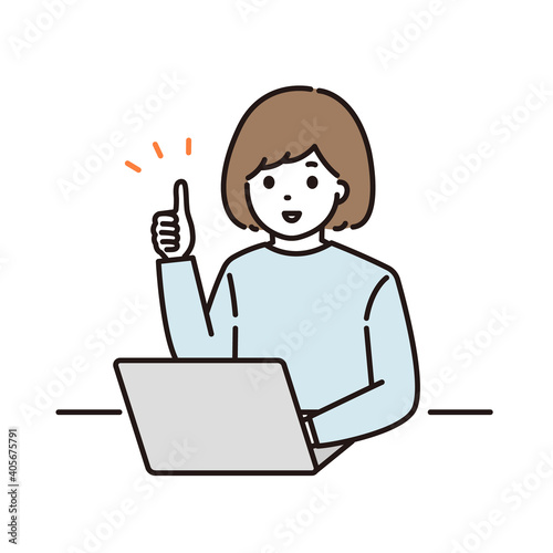 パソコンの前でグッドサインをする女性