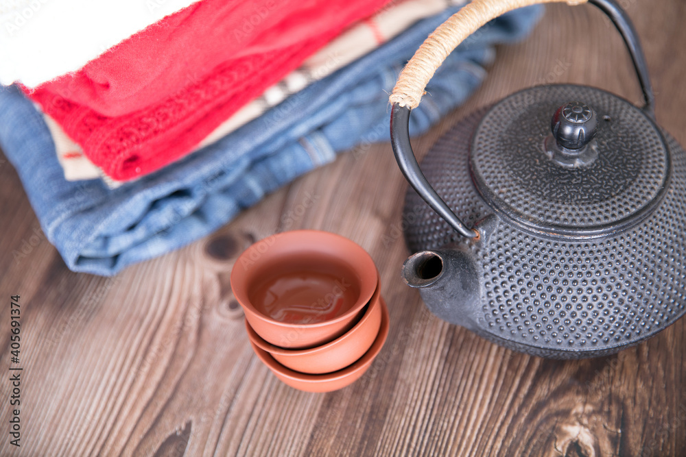 Black teapot and small tea bowl on the table