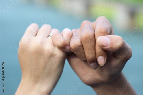 Canvastavla man and woman making promises