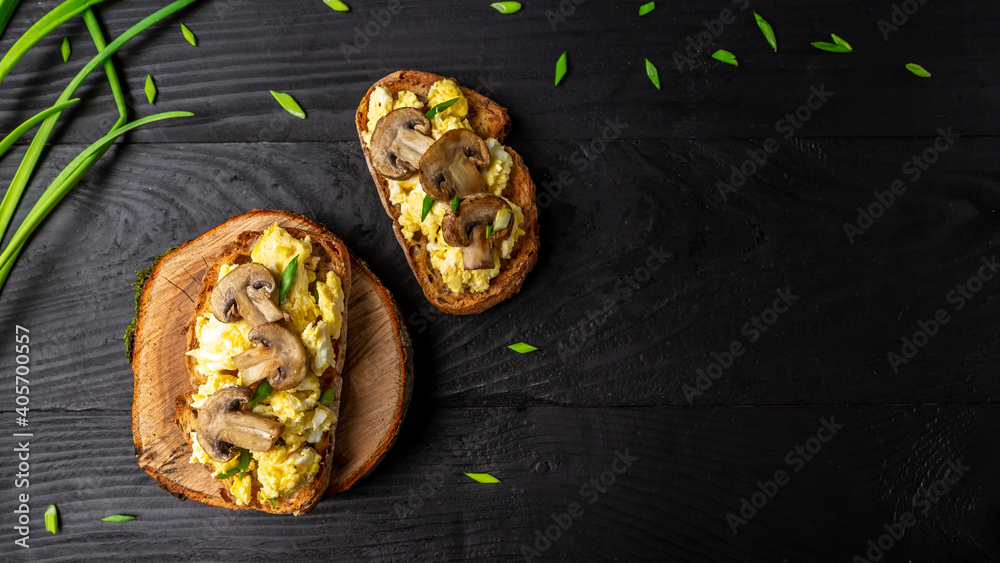 Fotografie Scrambled eggs and mushrooms on wholewheat toast