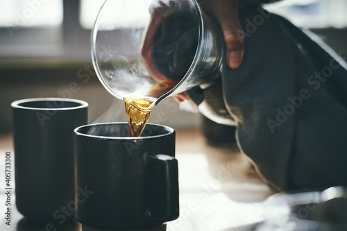 コーヒーを注ぐ