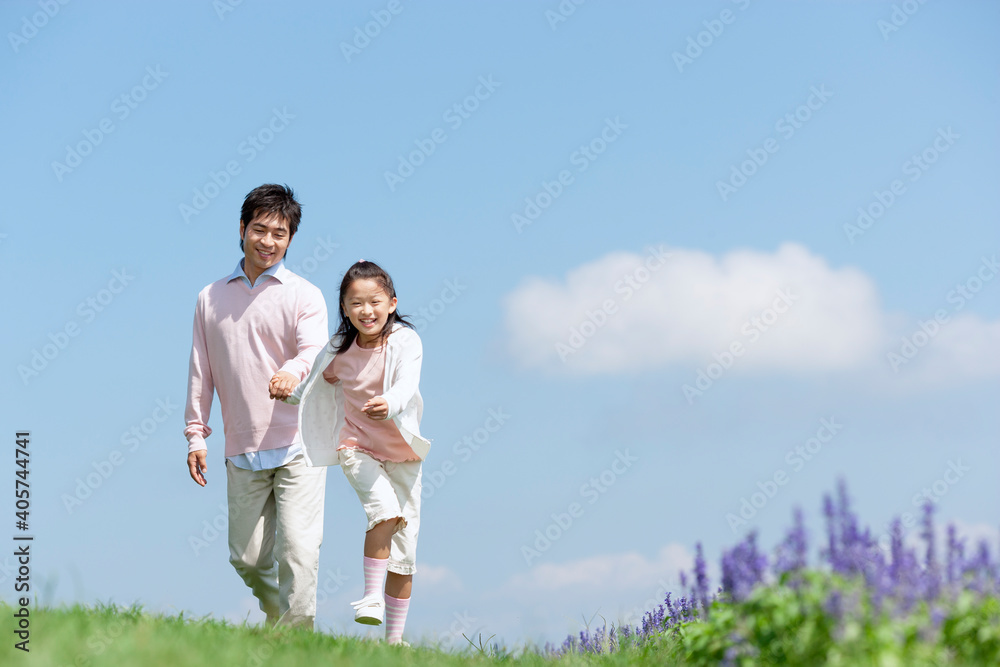 手をつないで走る親子 手をつないで走る親子
