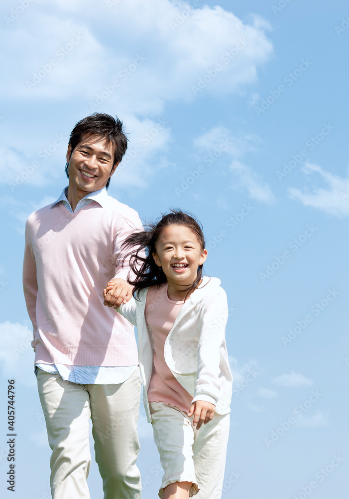 手をつないで走る親子 手をつないで走る親子