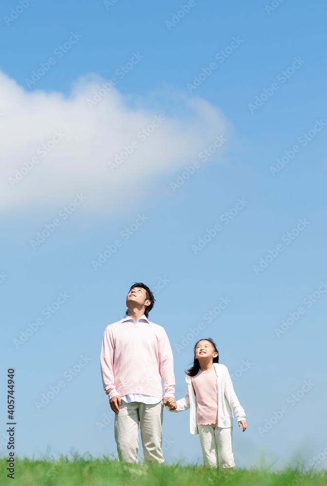 空を見上げる親子 空を見上げる親子