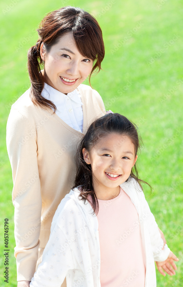笑顔の母親と女の子