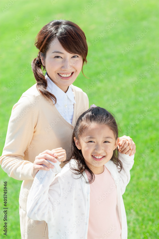 手をつなぐ母親と女の子 手をつなぐ母親と女の子