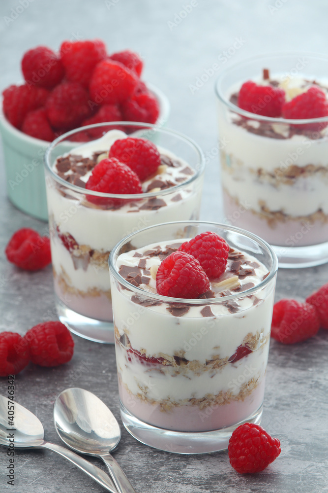 Granola with yogurt trifles with raspberry Granola with yogurt trifles with raspberry