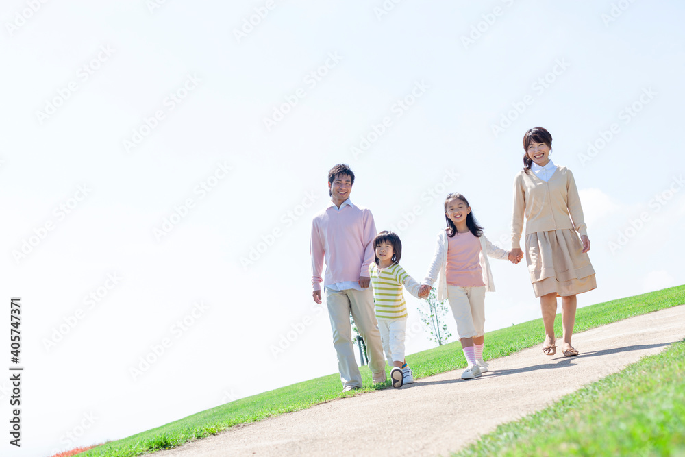 公園を歩く家族 公園を歩く家族