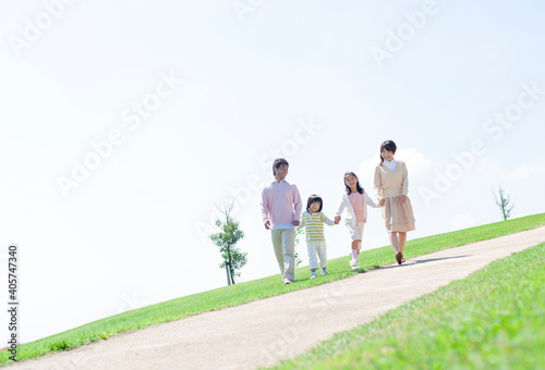 芝生を歩く家族