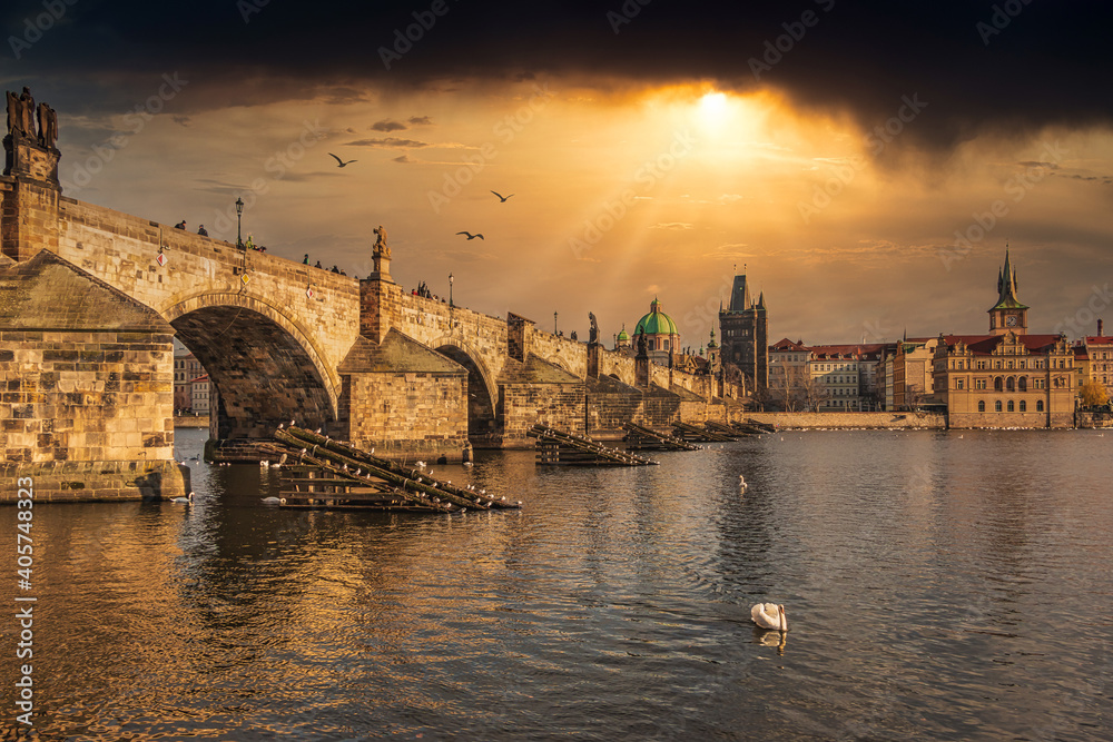 Prag, Karlsbrücke im Goldenen Glanz. Brücke über die Moldau.