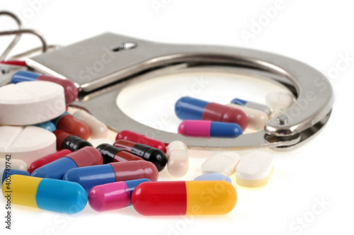 Obraz na płótnie Concept de trafic de drogue avec des menottes et des stupéfiants en gros plan su