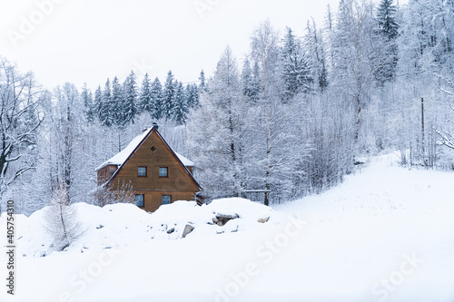 Mountain refuge, cozy cabin in the forest, snow and low temperature. Located in Karkonosze, in the mountains of the Czech Republic and Poland. © Gigo Velasco Tablado