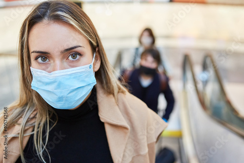 Pendlerin mit Mund-Nasen-Schutz bei Covid-19 Pandemie