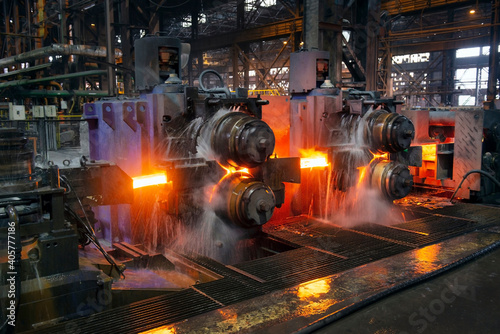 hot steel on conveyor in a steel mill Fototapet