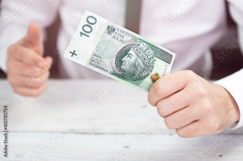 Sto złotych w ręce, Polski banknot, gotówka © andsko
