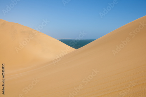 Dune di sabbia con il mare in Namibia
