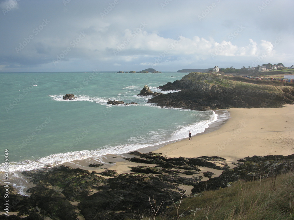 Joggeur sur une plage bretonne en hiver 2 Joggeur sur une plage bretonne en hiver 2