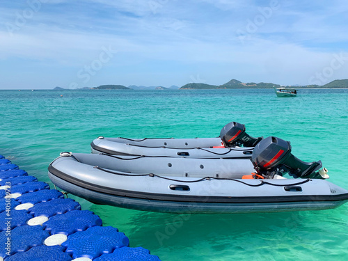 Inflatable boats tie with floating pier © NUTTANART