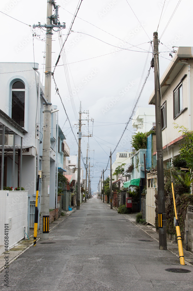 日本の電柱が並ぶ路地裏の直線の道