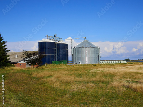 Farm grain silo © Rony Zmiri