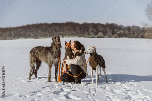 Frau mit Hunden im Schnee