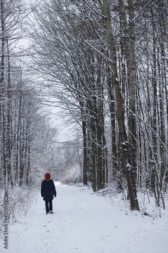 Spacer zimą w lesie śnieg