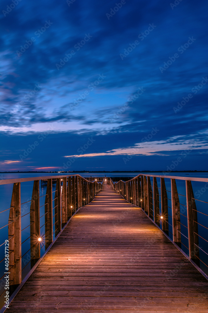 Obraz premium bridge at night, Lesina, Italy