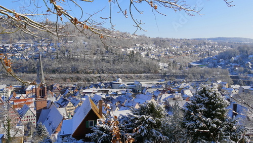 Blick auf verschneites Calw mit Stadtkirche photo