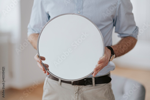 Mann mit Spiegel in der Hand